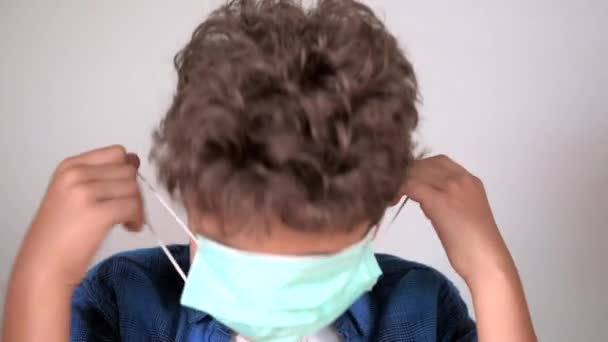 Bambino Sorridente Che Indossa Una Maschera Chirurgica Prevenzione Del Coronavirus — Video Stock