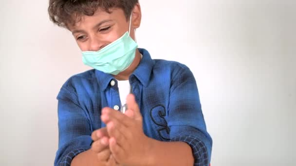 Mały Chłopiec Masce Ochronnej Dokładnie Myje Ręce Środkiem Dezynfekującym — Wideo stockowe