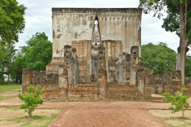 Wat Si Chum 'daki Mondop' un dışında. Tayland 'ın Sukhothai Tarihi Parkı' nda yer almaktadır.