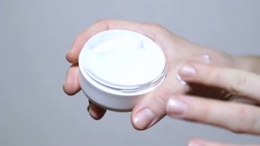 Kız egzama ve sedef hastalığı ile krem el losyonları