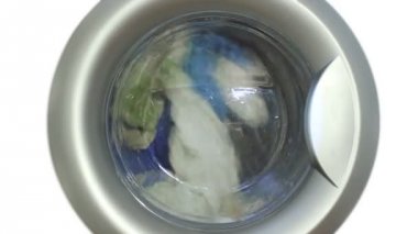 Çamaşır makinesi havlu beyaz arka plan üzerinde yıkar.