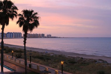 İspanya. La Manga 'da. Güzel bir sahilde gün batımı