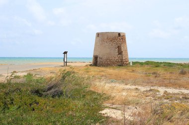 La Manga 'nın kıyısında terk edilmiş eski bir kale.