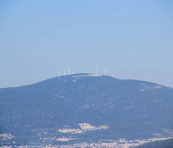 Αιολικό πάρκο σε βουνό στη Ντιντίμ της Τουρκίας — Φωτογραφία Αρχείου