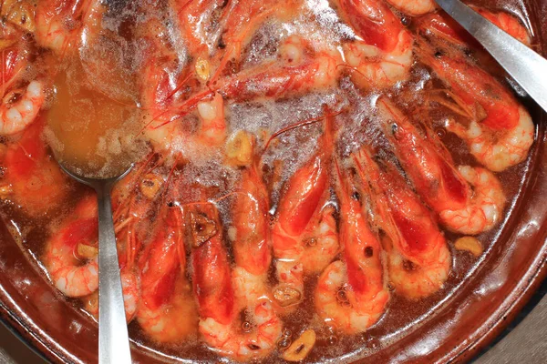 Τηγανητές γαρίδες σε ελαιόλαδο με σκόρδο — Φωτογραφία Αρχείου