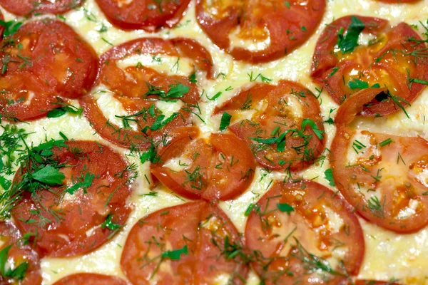 Pizza con formaggio e pomodori primo piano — Foto Stock