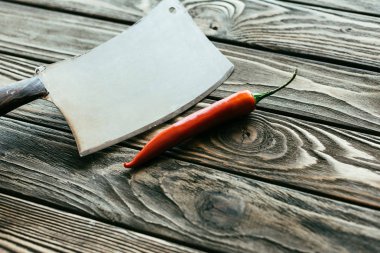 Büyük satır ve kırmızı biber ahşap tablo