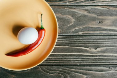 Biber ve yumurta plaka üzerinde ahşap masa