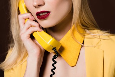 Şehvetli genç kadın sarı vintage telefonla söz kadeh kırpılmış 