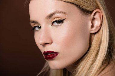 güzel genç sarışın kadının üzerinde brown izole kamera bakarak yakın çekim portre