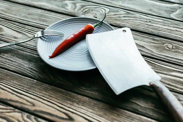 Blue Plate Chili Pepper Cutlery Wooden Table — Free Stock Photo