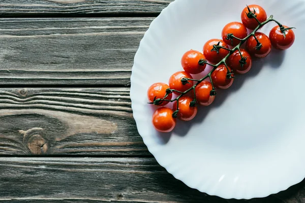木桌上白盘子上的樱桃西红柿 — 免费的图库照片
