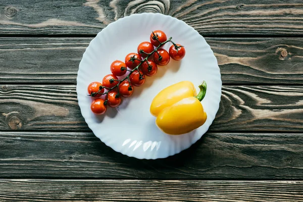 Tomates Cereja Pimentão Placa Branca Mesa Madeira — Fotos gratuitas