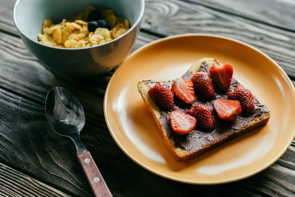 Snídaně Corn Flakes Toasty Jahodami Dřevěný Stůl — Stock fotografie