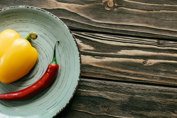 Plate Chili Bell Peppers Wooden Table — Free Stock Photo