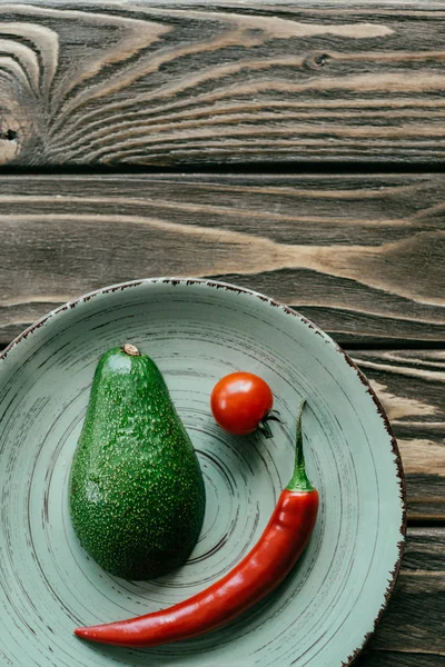 Placa Con Verduras Rojas Aguacate Sobre Mesa Madera —  Fotos de Stock