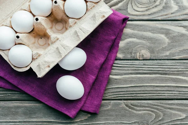 Картонна Коробка Білими Яйцями Фіолетовій Серветці — стокове фото