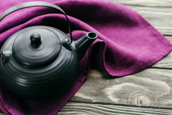 Металлический Китайский Чайник Фиолетовой Салфетке — стоковое фото