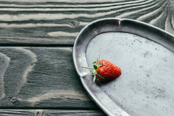 Rijpe Rode Aardbei Zilveren Dienblad Houten Tafel — Gratis stockfoto