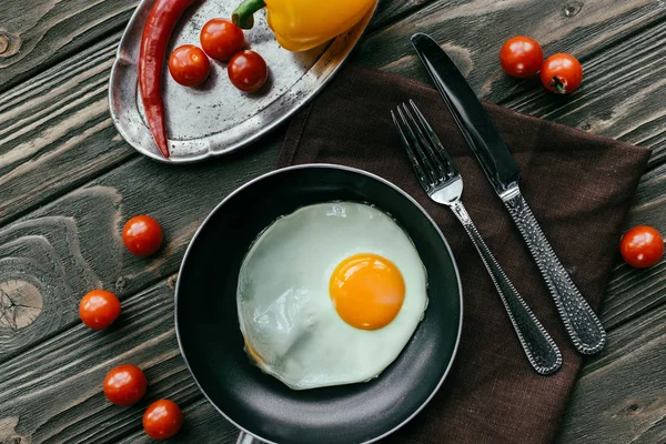 Conceito Alimentação Limpa Com Ovo Frito Vegetais Crus Mesa Madeira — Fotografia de Stock