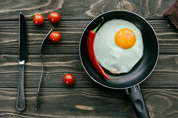 トマトと木製のテーブルの上の食器を鍋で炒め卵  — 無料ストックフォト