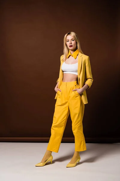 Beautiful Blonde Woman Stylish Yellow Clothes Standing Hands Pockets Looking — Free Stock Photo