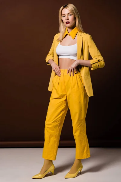 Widok Pełnej Długości Piękny Blond Kobieta Stylowe Ubrania Żółty Patrząc — Darmowe zdjęcie stockowe