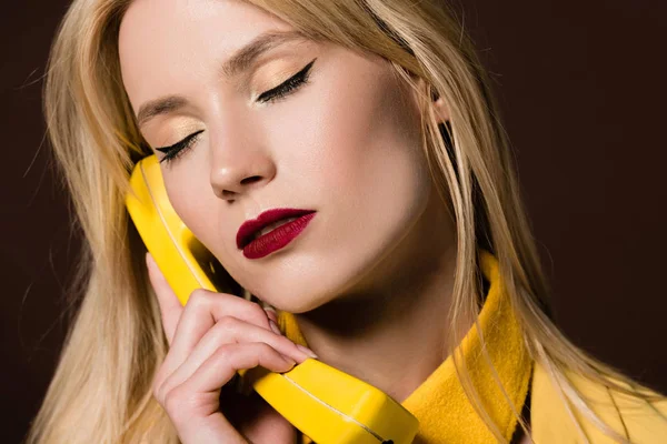 Крупный План Красивой Стильной Блондинки Закрытыми Глазами Держащей Телефон Коричневом — стоковое фото