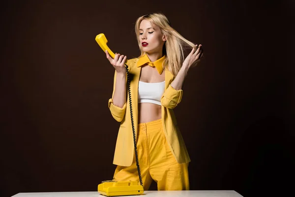 Beautiful Young Blonde Woman Yellow Clothes Talking Rotary Phone Brown — Free Stock Photo