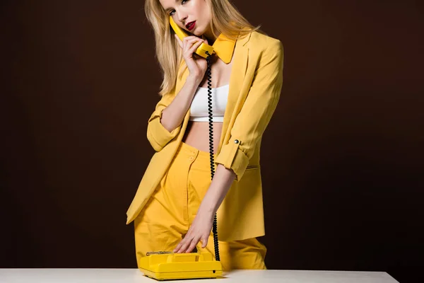 Şık Genç Kadın Kahverengi Sarı Vintage Telefonla Konuşurken Kırpılmış Atış — Stok fotoğraf