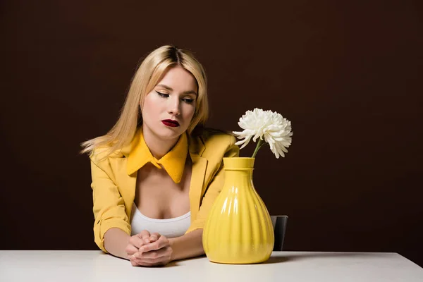 Beautiful Stylish Blonde Woman Looking White Flower Yellow Vase Brown — Free Stock Photo