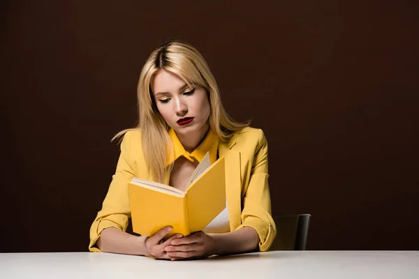 Beautiful Fashionable Blonde Woman Reading Yellow Book Brown — Stock Photo, Image