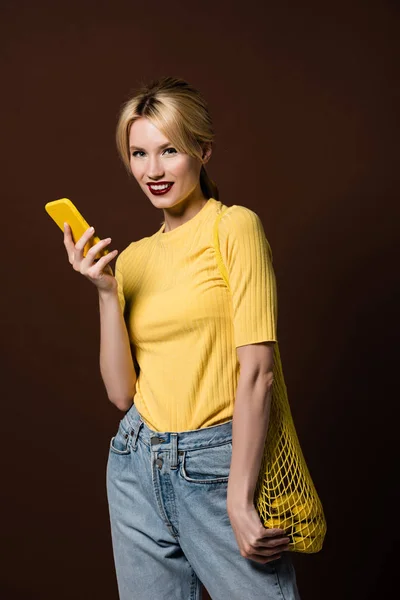 Piękna Stylowa Dziewczyna Blondynka Bananów Ciąg Worek Żółty Smartfona Uśmiecha — Darmowe zdjęcie stockowe