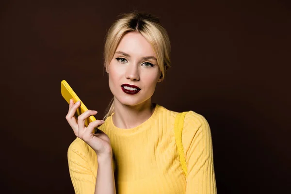 Όμορφο Κομψό Ξανθιά Κοπέλα Κρατώντας Κίτρινο Smartphone Και Χαμογελαστός Στην — Φωτογραφία Αρχείου