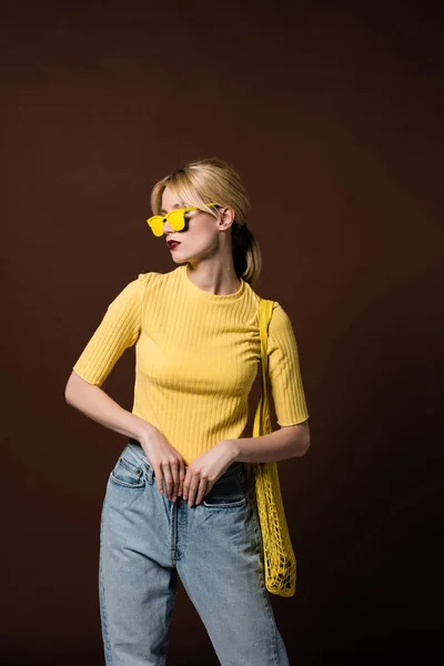 Elegante Chica Rubia Con Bolsa Hilo Con Gafas Sol Amarillas — Foto de stock gratis