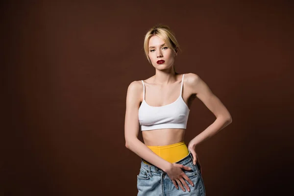 Schöne Stylische Blonde Mädchen Gelben Strumpfhosen Und Jeans Schauen Die — Stockfoto