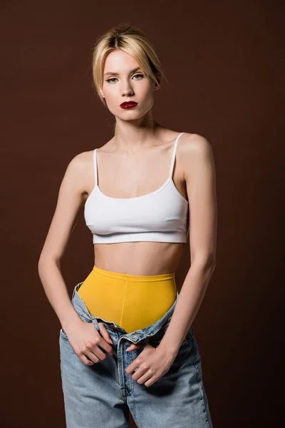 Portrait Beautiful Blonde Woman Yellow Tights Jeans Looking Camera Isolated — Free Stock Photo