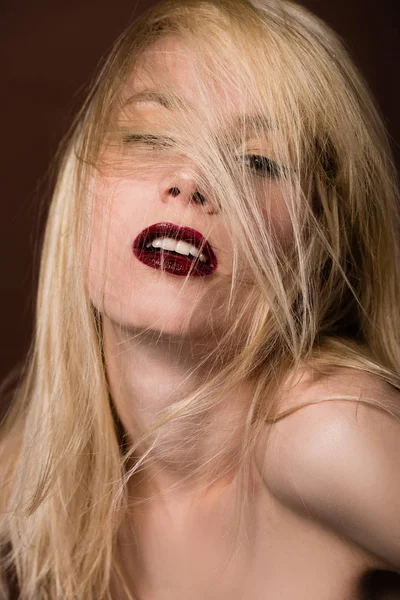 Porträtt Förföriska Naken Blond Kvinna Tittar Kameran Brown — Gratis stockfoto