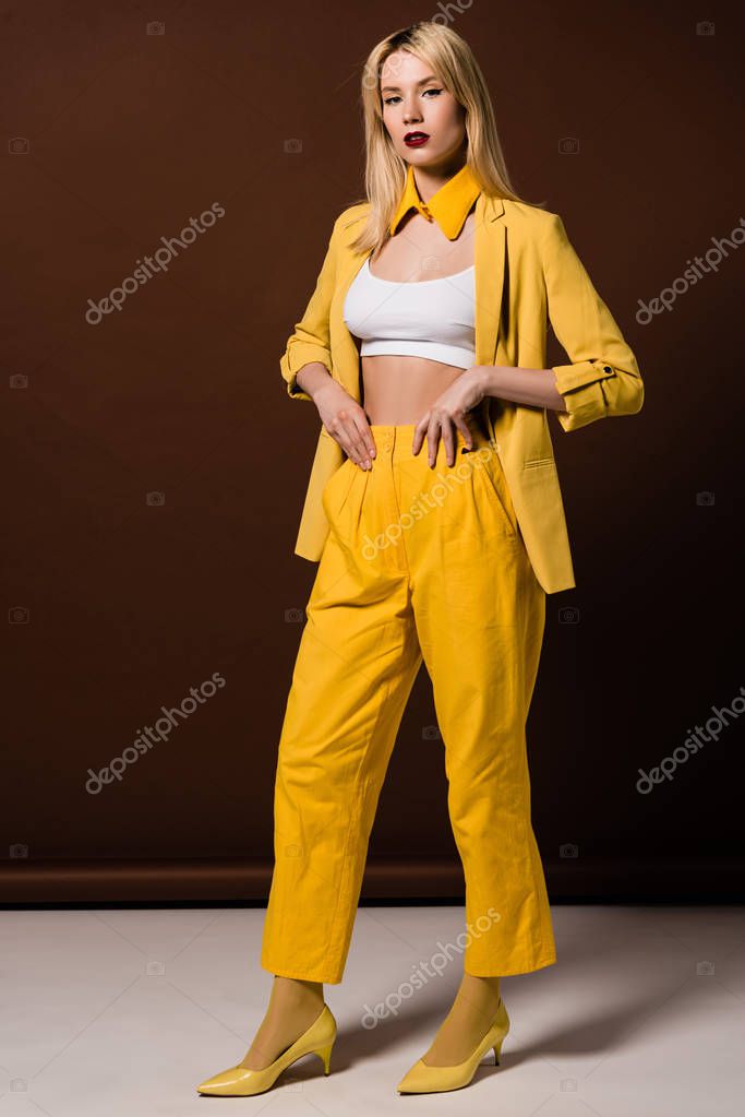 Piena Vista Lunghezza Della Bella Donna Bionda Eleganti Vestiti