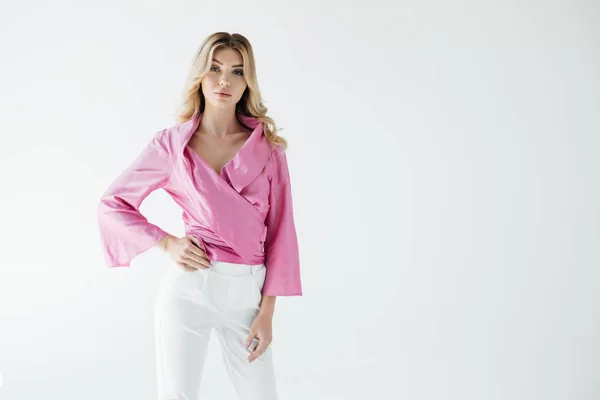 Portret Van Aantrekkelijke Jonge Vrouw Roze Blouse Poseren Geïsoleerd Wit — Stockfoto