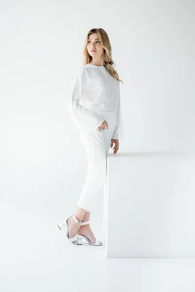 Όμορφη Ξανθιά Γυναίκα Λευκά Ρούχα Ποζάρουν Απομονωθεί Λευκό — Φωτογραφία Αρχείου