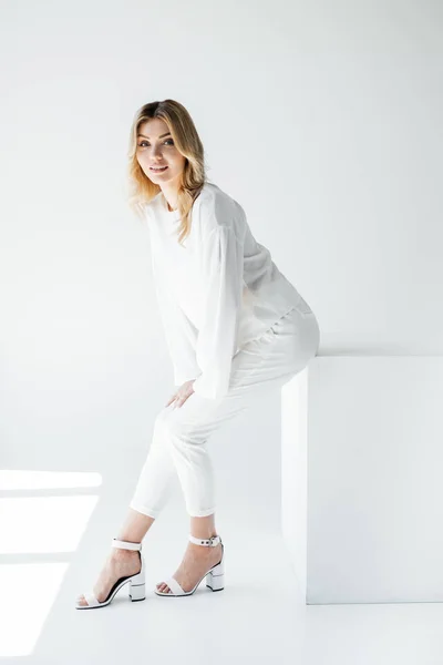 Sourire Belle Femme Blonde Vêtements Blancs Posant Sur Fond Blanc — Photo