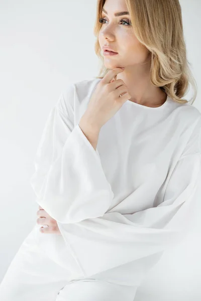 Πορτρέτο Του Όμορφη Συλλογισμένος Ξανθιά Γυναίκα Λευκά Ρούχα Ποζάρουν Λευκό — Φωτογραφία Αρχείου