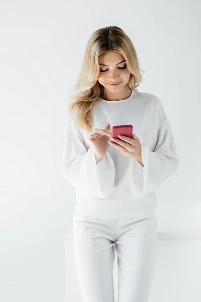 Femme Blonde Souriante Vêtements Blancs Utilisant Smartphone Isolé Sur Gris — Photo