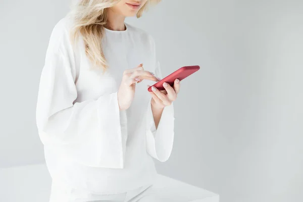 Cropped Shot Woman White Clothing Using Smartphone Grey Backdrop — Stock Photo, Image