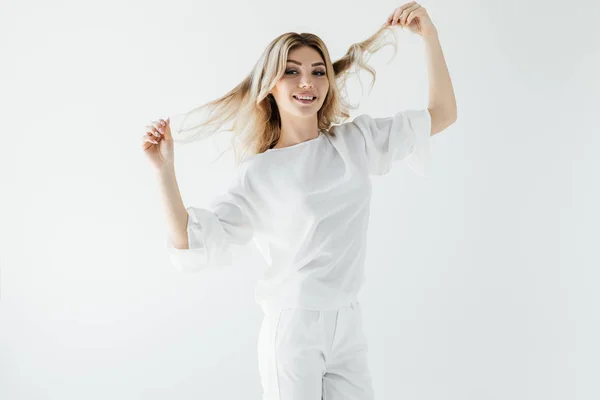 Portret Van Glimlachen Blonde Vrouw Witte Kleding Spelen Met Haar — Stockfoto