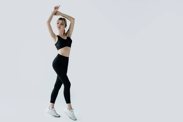 Joven Deportista Rubia Ropa Deportiva Negra Posando Aislada Sobre Gris — Foto de Stock