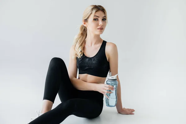 Portrait Athletic Woman Black Sportswear Sportive Water Bottle Grey Backdrop — Stock Photo, Image