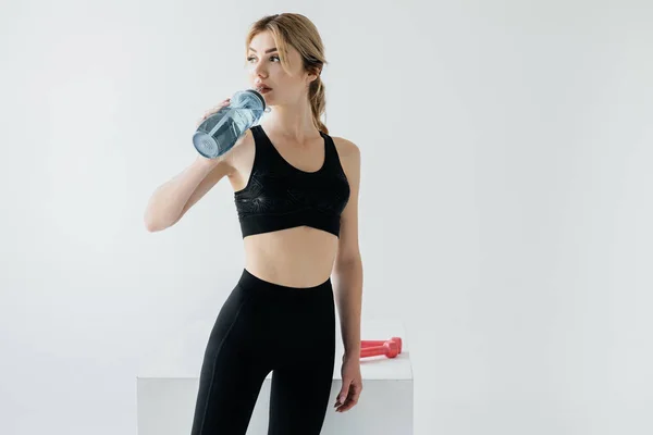 Athletic Woman Black Sportswear Drinking Water Sportive Bottle Grey Backdrop — Stock Photo, Image