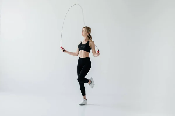 Joven Deportista Haciendo Ejercicio Con Cuerda Aislada Gris — Foto de Stock